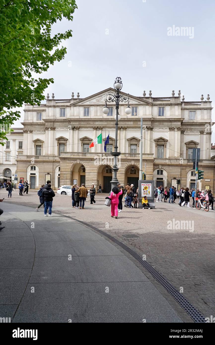 Piazza della Scala und die Fassade des Teatro alla Scala, Mailand, Lombardei, Italien, Europa Stockfoto