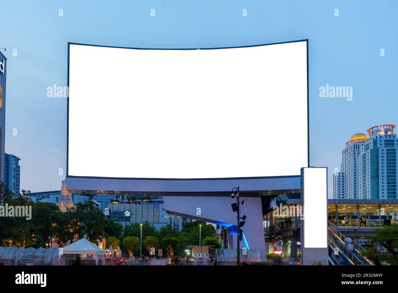 Große, leere Plakatwand mit Kopierbereich für Ihre Textnachrichten oder Inhalte im Zentrum der Stadt bei Nacht. Stockfoto