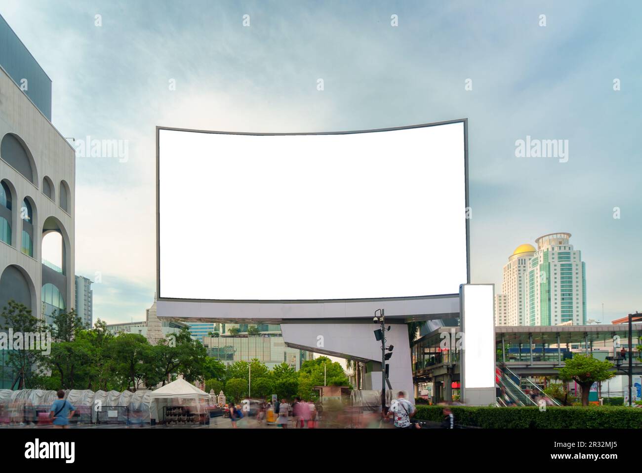 Große leere Werbetafel mit Platz für Ihre Textnachrichten oder Inhalte im Zentrum der Stadt. Stockfoto