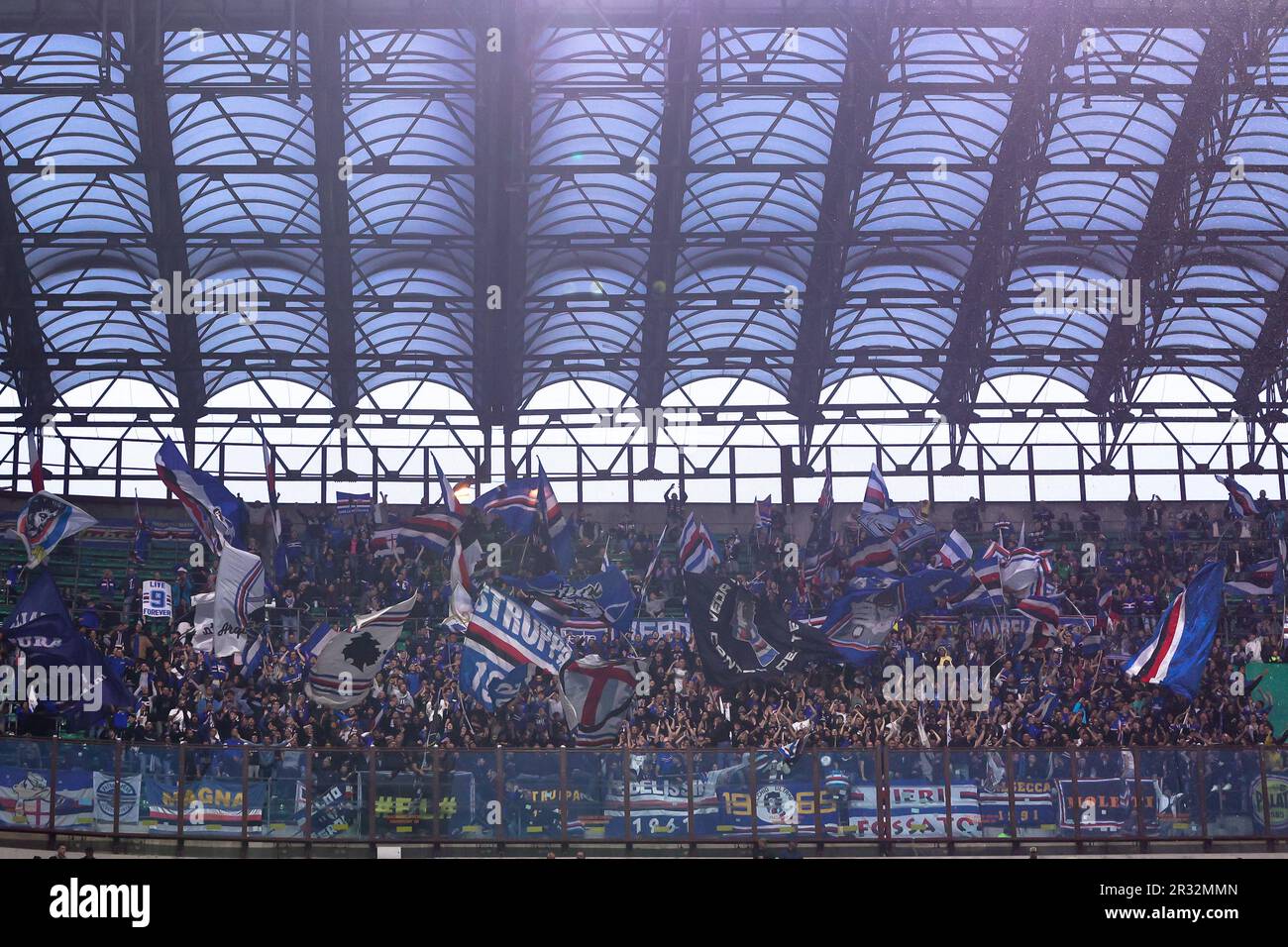 Mailand, Italien. 20. Mai 2023. Italien, Mailand, Mai 20 2023: Fans von Sampdoria schwenken die Flaggen und zeigen Banner auf den Tribünen während des Fußballspiels AC Milan vs. Sampdoria, Serie A Tim 2022-2023 day36 San Siro Stadion (Foto: Fabrizio Andrea Bertani/Pacific Press/Sipa USA) Credit: SIPA USA/Alamy Live News Stockfoto