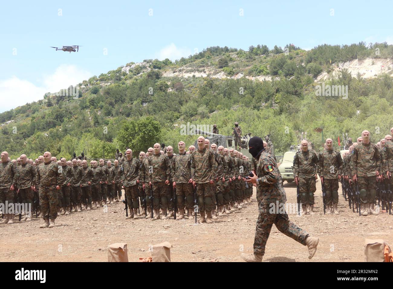 Die Hisbollah veranstaltet am 21 2023. Mai militärische Übungen in Aramta, Südlibanon. Anlässlich des Jahrestages des israelischen Rückzugs aus dem Südlibanon am 25 2000. Mai wurde die internationale Presse eingeladen, an Simulationen von Angriffen auf israelische Außenposten teilzunehmen. Es wurden Drohnenoffensive, Paraden von Kämpfern und gepanzerten Fahrzeugen, Raketen, Mörserwaffen und Flugabwehrwaffen ausgestellt. Am Ende der Show warnte der Leiter des Hisbollah-Exekutivrates Sayyed Hashem Safieddine Israel vor den Folgen jedes "aggressiven Handelns" gegen den Libanon. (Foto: Elisa Gestri/Sipa USA) Stockfoto