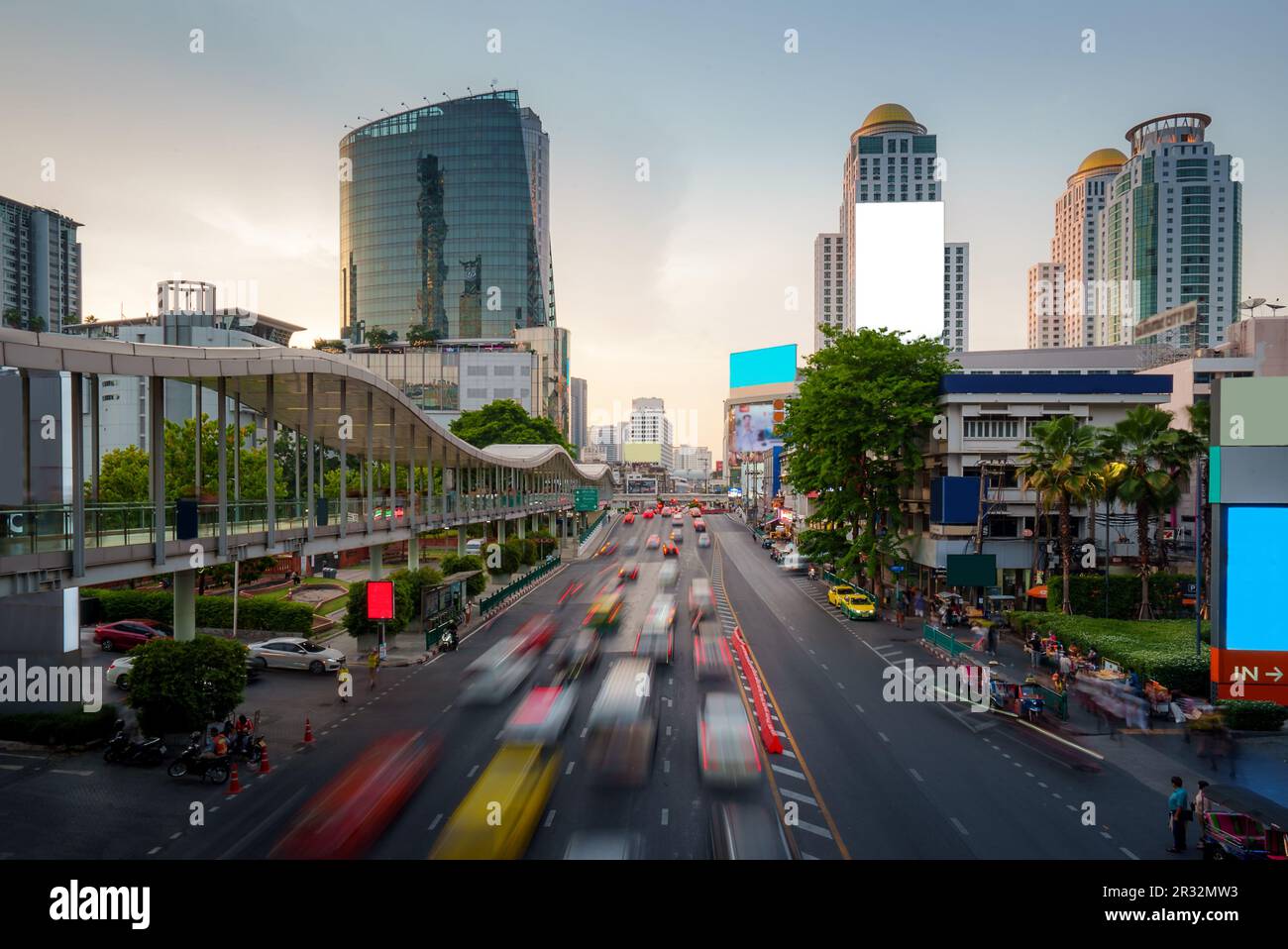 Geschäftiger Verkehr in der Innenstadt von Bangkok während des Sonnenuntergangs mit Bürogebäude Wolkenkratzer in Bangkok, Thailand. Stockfoto