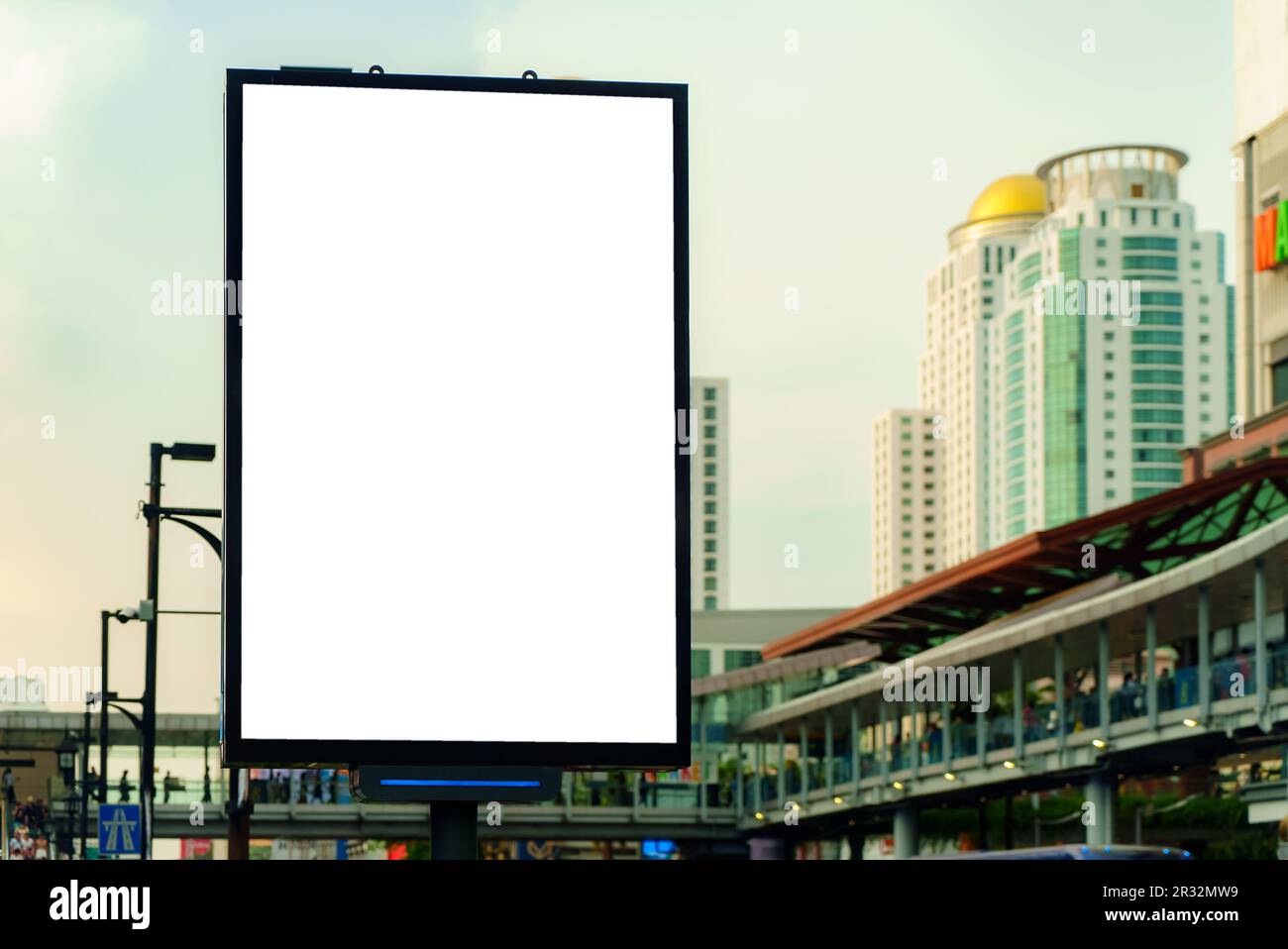 Große leere Werbetafel mit Platz für Ihre Textnachrichten oder Inhalte im Zentrum der Stadt. Stockfoto