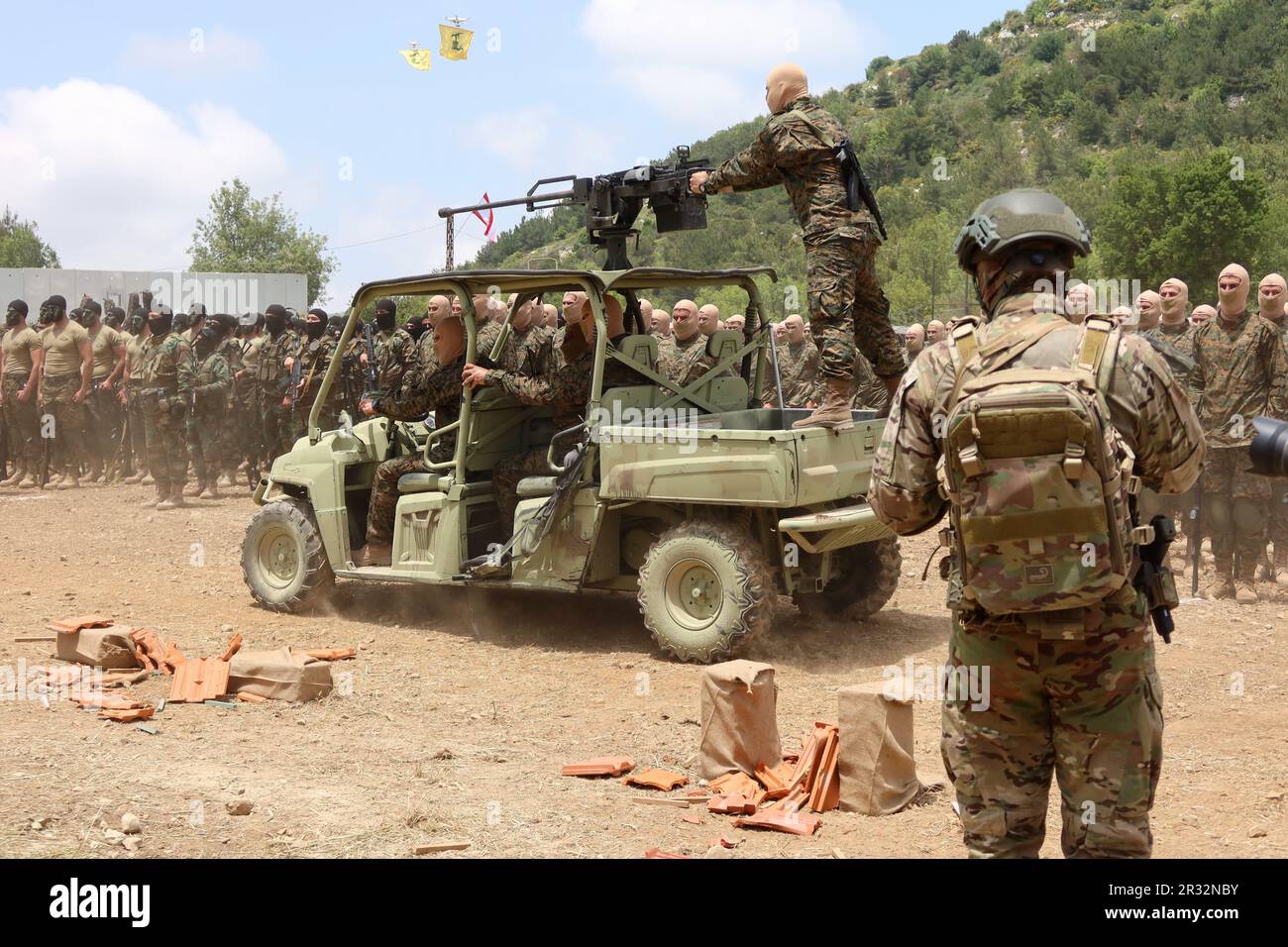 Die Hisbollah veranstaltet am 21 2023. Mai militärische Übungen in Aramta, Südlibanon. Anlässlich des Jahrestages des israelischen Rückzugs aus dem Südlibanon am 25 2000. Mai wurde die internationale Presse eingeladen, an Simulationen von Angriffen auf israelische Außenposten teilzunehmen. Es wurden Drohnenoffensive, Paraden von Kämpfern und gepanzerten Fahrzeugen, Raketen, Mörserwaffen und Flugabwehrwaffen ausgestellt. Am Ende der Show warnte der Leiter des Hisbollah-Exekutivrates Sayyed Hashem Safieddine Israel vor den Folgen jedes "aggressiven Handelns" gegen den Libanon. (Foto: Elisa Gestri/Sipa USA) Stockfoto