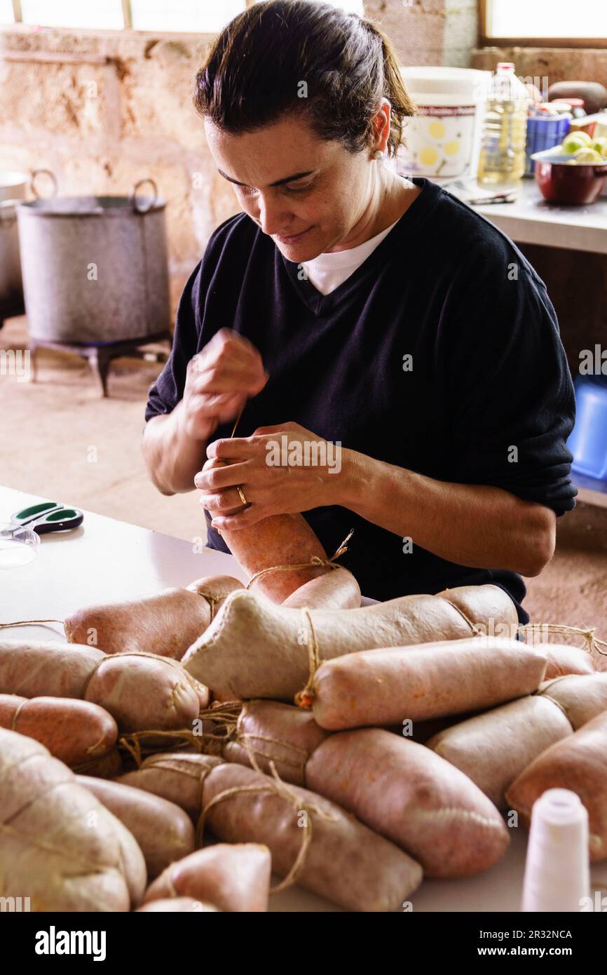 Cosido de los enbutidos, matanza Seleccion del Cerdo, Llucmajor, Mallorca, Balearen, Spanien. Stockfoto