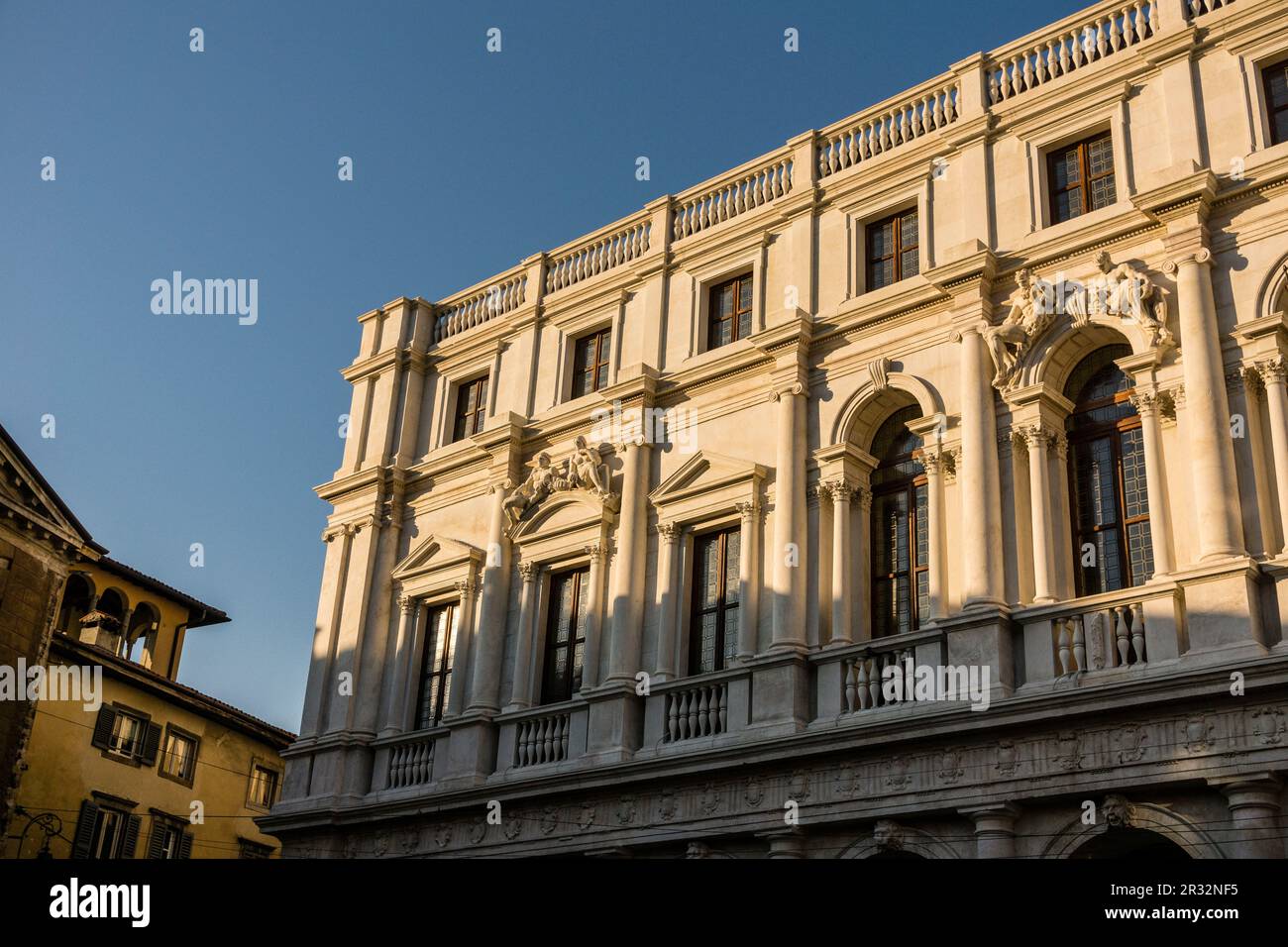 Esculturas de La Fachada del Palacio Nuevo, Biblioteca Civica Angelo Mai, Piazza Vecchia, Ciudad alta, Bergamo, Lombardei, Italien, Europa. Stockfoto