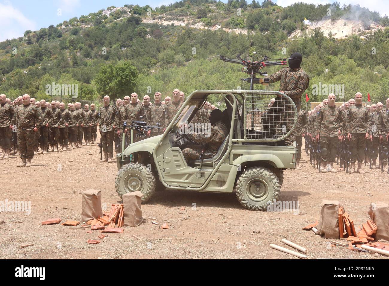 Die Hisbollah veranstaltet am 21 2023. Mai militärische Übungen in Aramta, Südlibanon. Anlässlich des Jahrestages des israelischen Rückzugs aus dem Südlibanon am 25 2000. Mai wurde die internationale Presse eingeladen, an Simulationen von Angriffen auf israelische Außenposten teilzunehmen. Es wurden Drohnenoffensive, Paraden von Kämpfern und gepanzerten Fahrzeugen, Raketen, Mörserwaffen und Flugabwehrwaffen ausgestellt. Am Ende der Show warnte der Leiter des Hisbollah-Exekutivrates Sayyed Hashem Safieddine Israel vor den Folgen jedes "aggressiven Handelns" gegen den Libanon. (Foto: Elisa Gestri/Sipa USA) Stockfoto