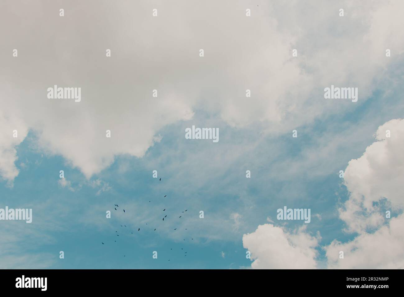 blauen Wolkenhimmel Stockfoto