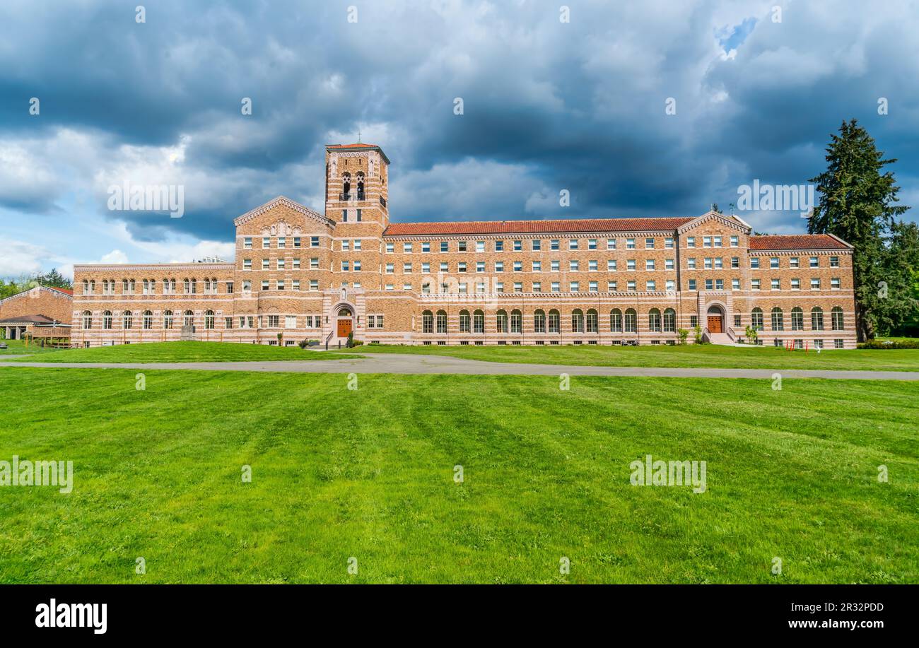 Dunkle Wolken schweben über einem großen Gebäude im romanischen Lombard-Stil im Washington State. Stockfoto