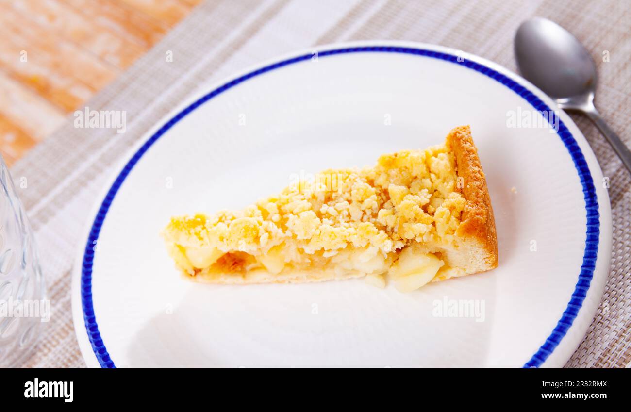 Köstlicher hausgemachter Apfelkuchen mit krümeliger Belichtung auf dem Teller Stockfoto