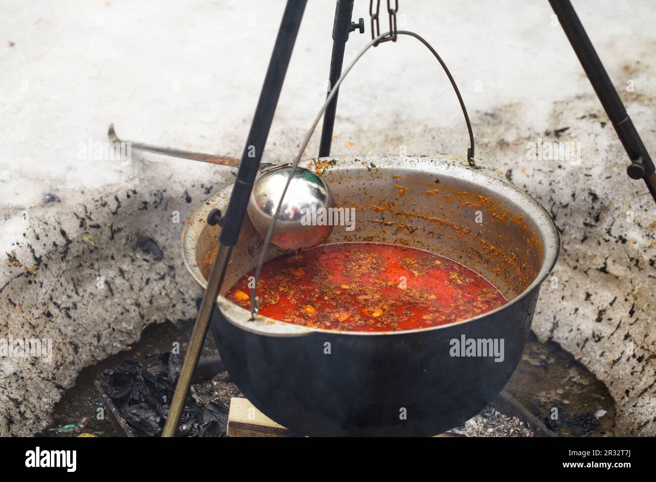 Gulasch im Kessel Stockfoto