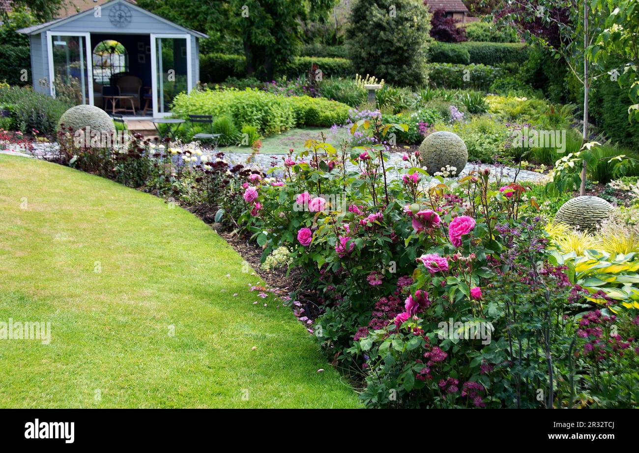 Markante Schieferkugeln und Rosen sind im Caythorpe Open Garden zu sehen Stockfoto