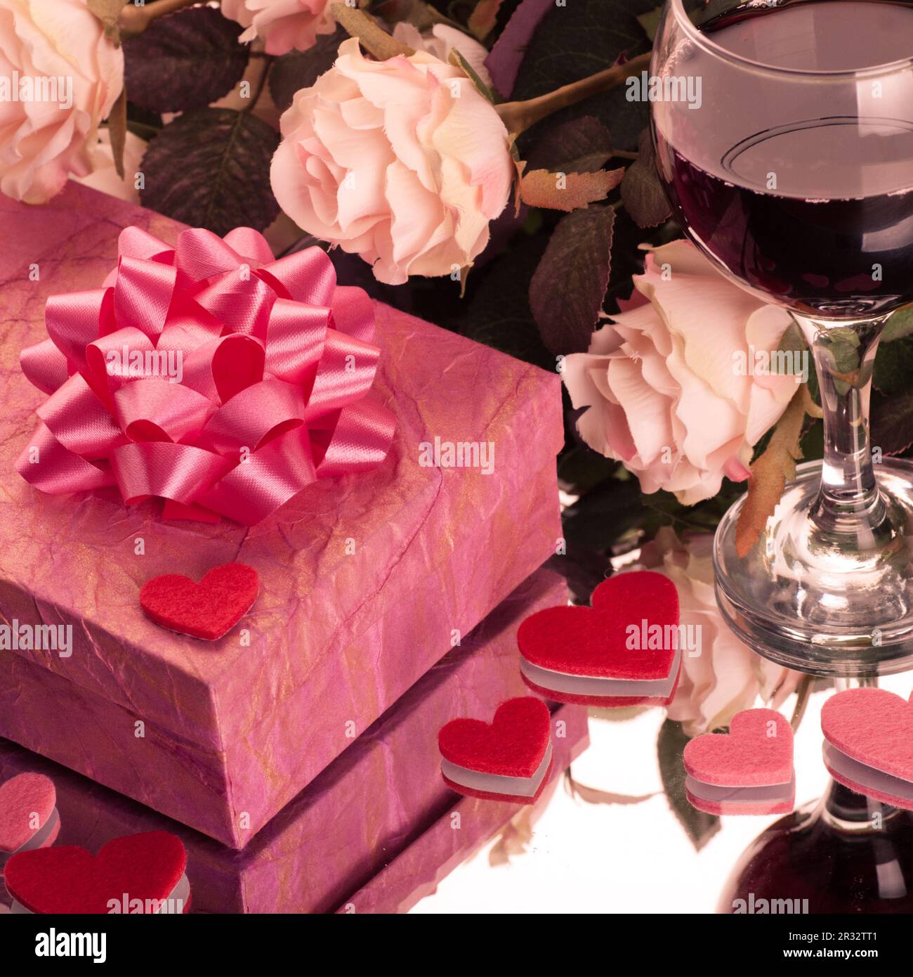 Valentinstag Abendessen Waitnig für paar, anwesend und Kerze inklusive Stockfoto