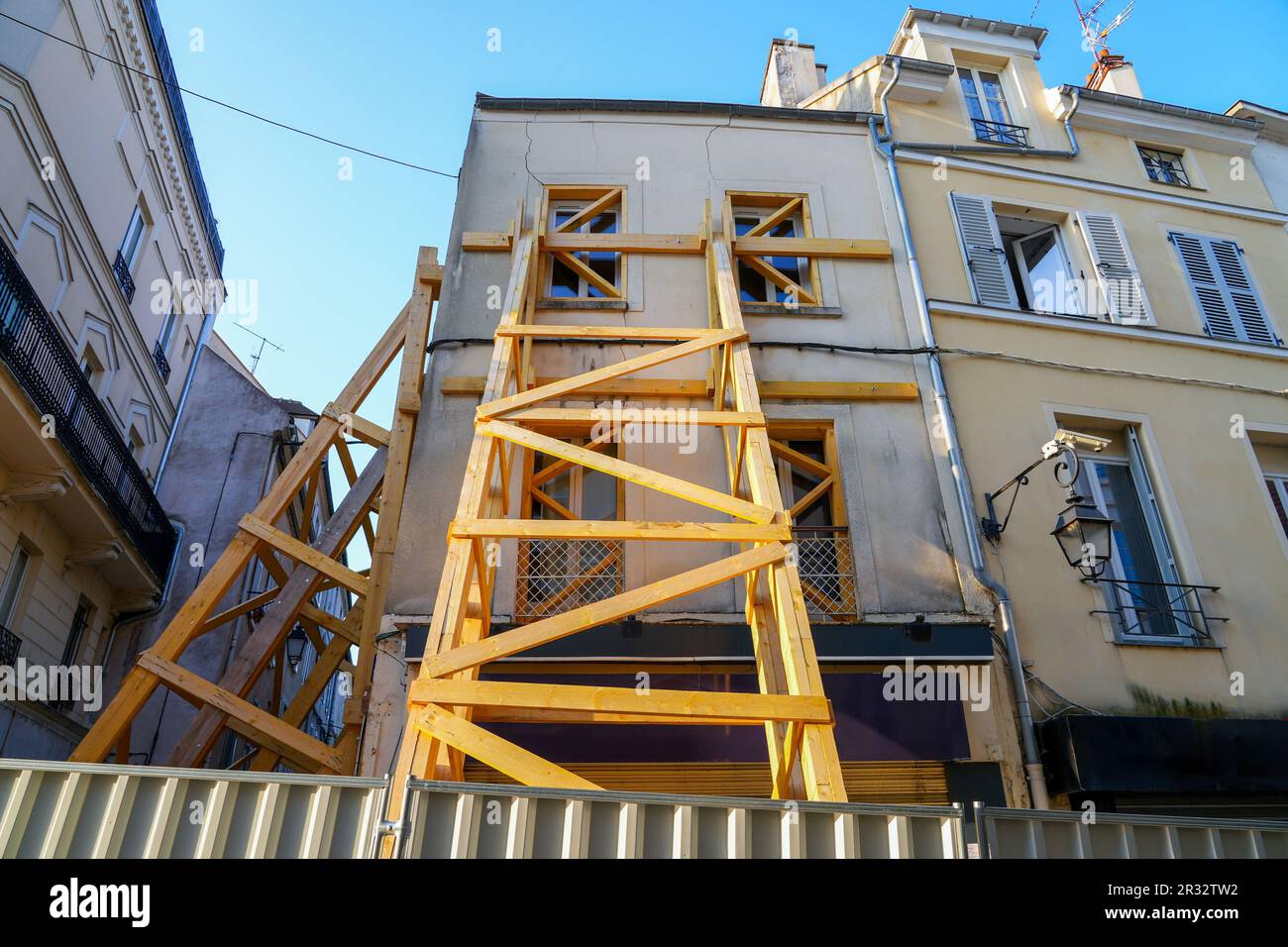 Holzstützen zur Verstärkung eines alten Gebäudes im Stadtzentrum von Meaux im Departement seine et Marne in der Nähe von Paris, Frankreich - Haus, bei dem Gefahr einer Kollektion besteht Stockfoto