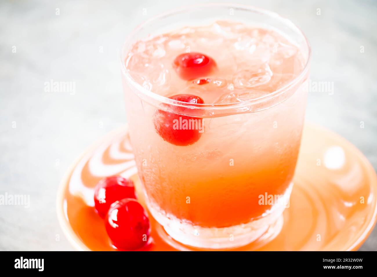 Glas Mix Obst Saft Soda mit Kirsche Stockfoto