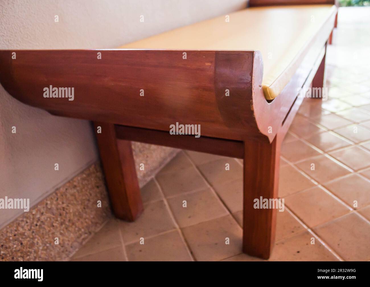 Unbesetzten Holzbett Stuhl im Wohnzimmer Stockfoto