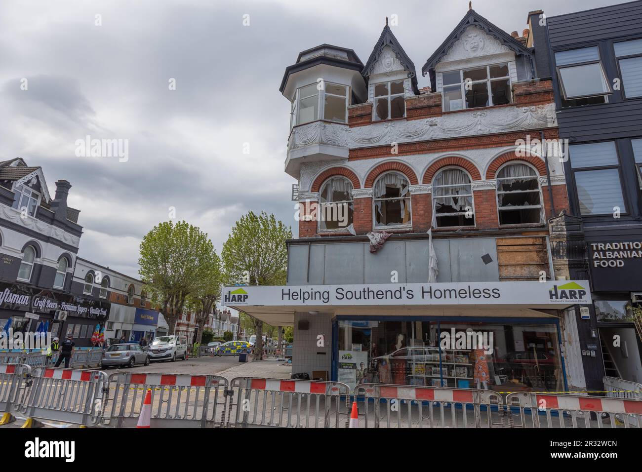 Westcliff on Sea, Großbritannien. 22. Mai 2023 Überreste eines dreistöckigen Gebäudes in der Nähe der Hamlet Court Road. Das Gebäude wurde am Abend des 21ist. Mai freigesetzt. In der Höhe des Feuers waren acht Crews mit zwei Flugleiterplattformen und einer Einsatzkommando-Einheit anwesend. Die Feuerwehrleute blieben über Nacht am Standort und die Straßen vor Ort blieben geschlossen. Penelope Barritt/Alamy Live News Stockfoto