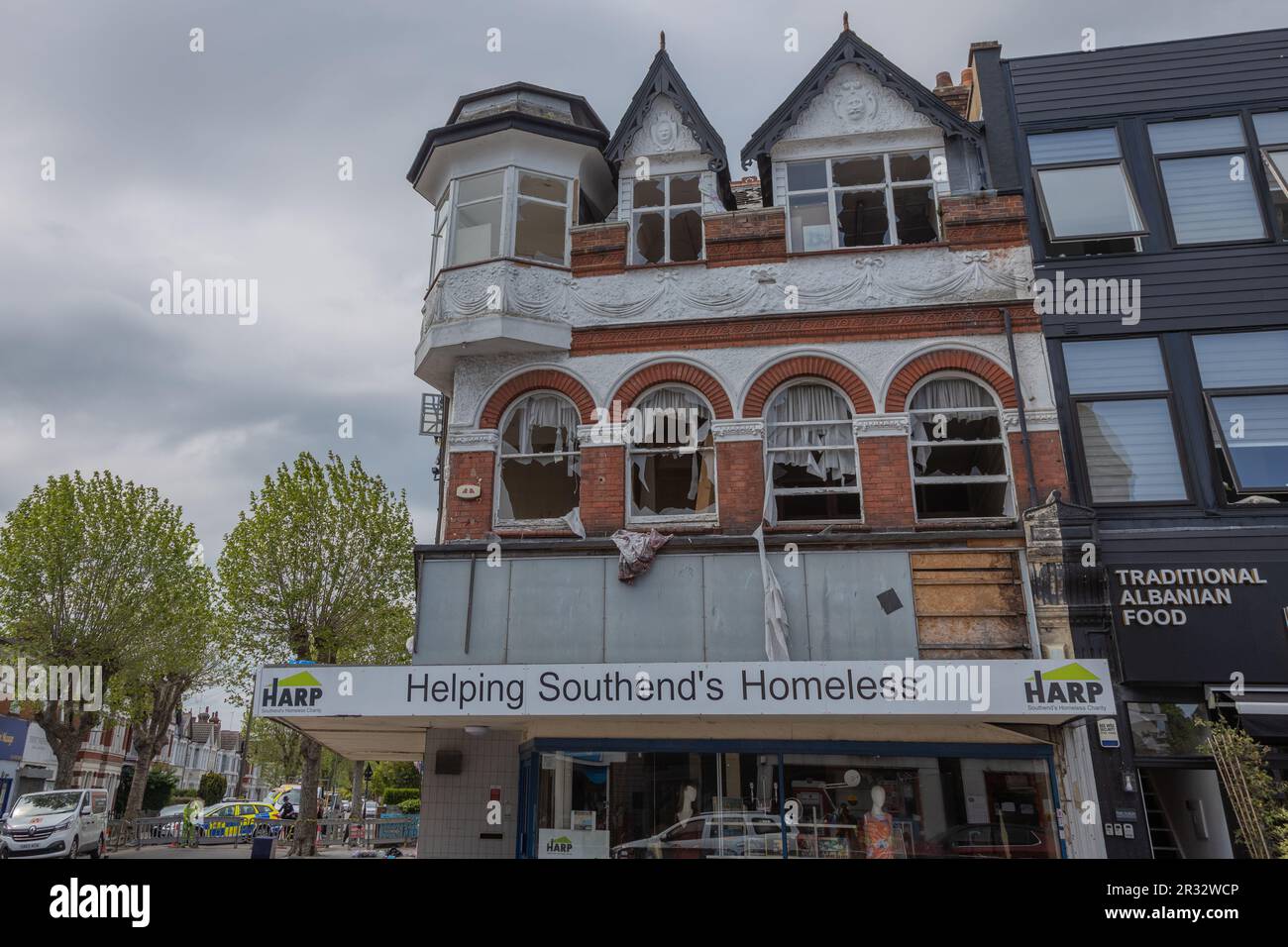 Westcliff on Sea, Großbritannien. 22. Mai 2023 Überreste eines dreistöckigen Gebäudes in der Nähe der Hamlet Court Road. Das Gebäude wurde am Abend des 21ist. Mai freigesetzt. In der Höhe des Feuers waren acht Crews mit zwei Flugleiterplattformen und einer Einsatzkommando-Einheit anwesend. Die Feuerwehrleute blieben über Nacht am Standort und die Straßen vor Ort blieben geschlossen. Penelope Barritt/Alamy Live News Stockfoto