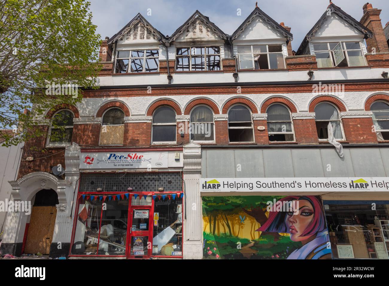 Westcliff on Sea, Großbritannien. 22. Mai 2023 Überreste eines dreistöckigen Gebäudes in der Nähe der Hamlet Court Road. Das Gebäude wurde am Abend des 21ist. Mai freigesetzt. In der Höhe des Feuers waren acht Crews mit zwei Flugleiterplattformen und einer Einsatzkommando-Einheit anwesend. Die Feuerwehrleute blieben über Nacht am Standort und die Straßen vor Ort blieben geschlossen. Penelope Barritt/Alamy Live News Stockfoto