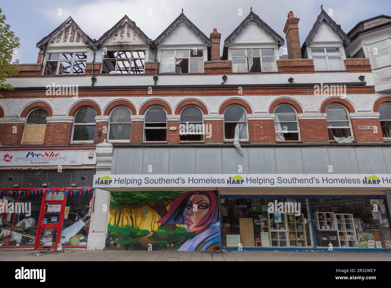 Westcliff on Sea, Großbritannien. 22. Mai 2023 Überreste eines dreistöckigen Gebäudes in der Nähe der Hamlet Court Road. Das Gebäude wurde am Abend des 21ist. Mai freigesetzt. In der Höhe des Feuers waren acht Crews mit zwei Flugleiterplattformen und einer Einsatzkommando-Einheit anwesend. Die Feuerwehrleute blieben über Nacht am Standort und die Straßen vor Ort blieben geschlossen. Penelope Barritt/Alamy Live News Stockfoto