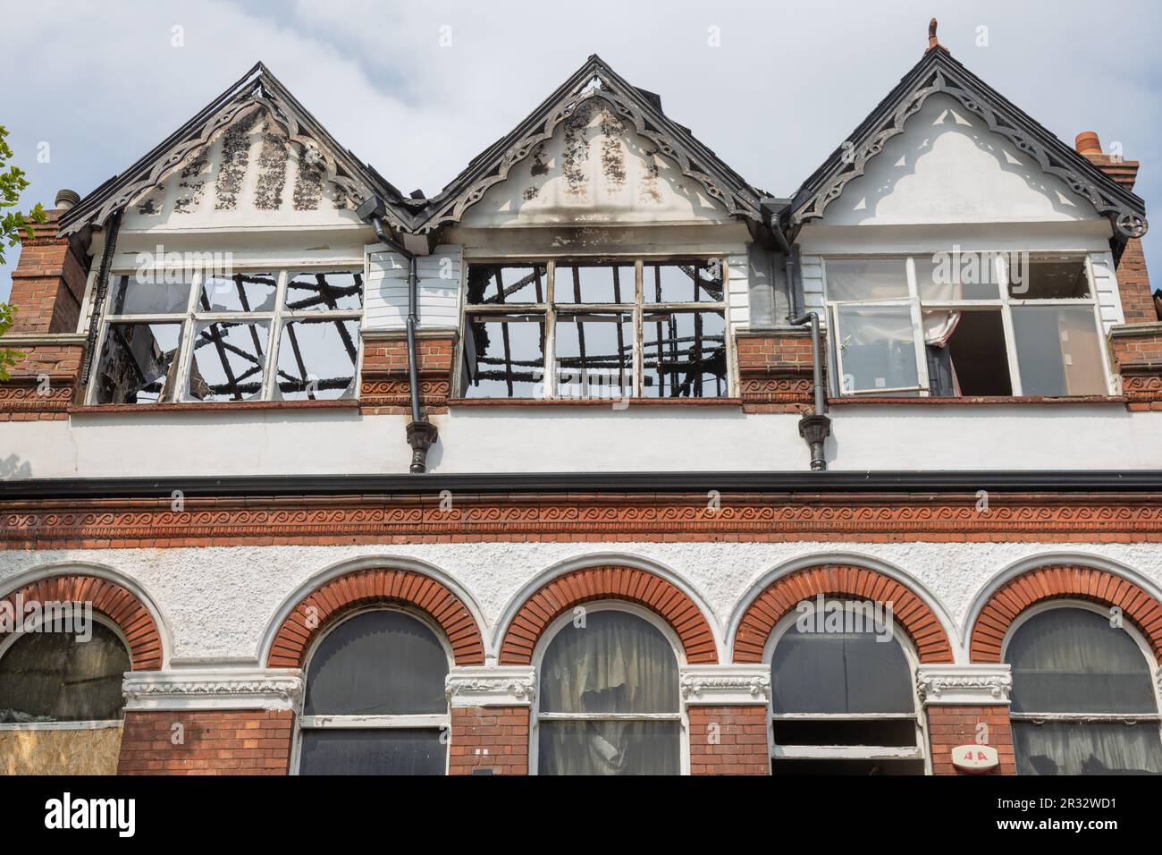 Westcliff on Sea, Großbritannien. 22. Mai 2023 Überreste eines dreistöckigen Gebäudes in der Nähe der Hamlet Court Road. Das Gebäude wurde am Abend des 21ist. Mai freigesetzt. In der Höhe des Feuers waren acht Crews mit zwei Flugleiterplattformen und einer Einsatzkommando-Einheit anwesend. Die Feuerwehrleute blieben über Nacht am Standort und die Straßen vor Ort blieben geschlossen. Penelope Barritt/Alamy Live News Stockfoto