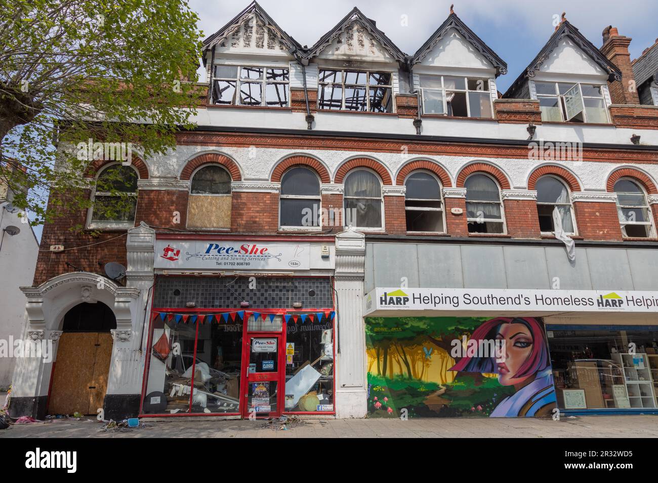 Westcliff on Sea, Großbritannien. 22. Mai 2023 Überreste eines dreistöckigen Gebäudes in der Nähe der Hamlet Court Road. Das Gebäude wurde am Abend des 21ist. Mai freigesetzt. In der Höhe des Feuers waren acht Crews mit zwei Flugleiterplattformen und einer Einsatzkommando-Einheit anwesend. Die Feuerwehrleute blieben über Nacht am Standort und die Straßen vor Ort blieben geschlossen. Penelope Barritt/Alamy Live News Stockfoto