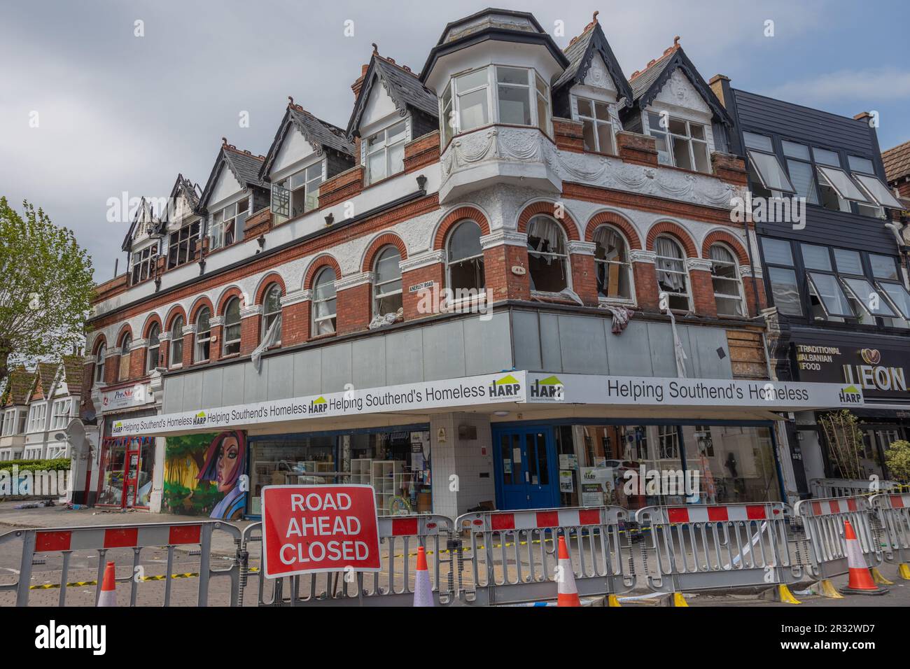 Westcliff on Sea, Großbritannien. 22. Mai 2023 Überreste eines dreistöckigen Gebäudes in der Nähe der Hamlet Court Road. Das Gebäude wurde am Abend des 21ist. Mai freigesetzt. In der Höhe des Feuers waren acht Crews mit zwei Flugleiterplattformen und einer Einsatzkommando-Einheit anwesend. Die Feuerwehrleute blieben über Nacht am Standort und die Straßen vor Ort blieben geschlossen. Penelope Barritt/Alamy Live News Stockfoto