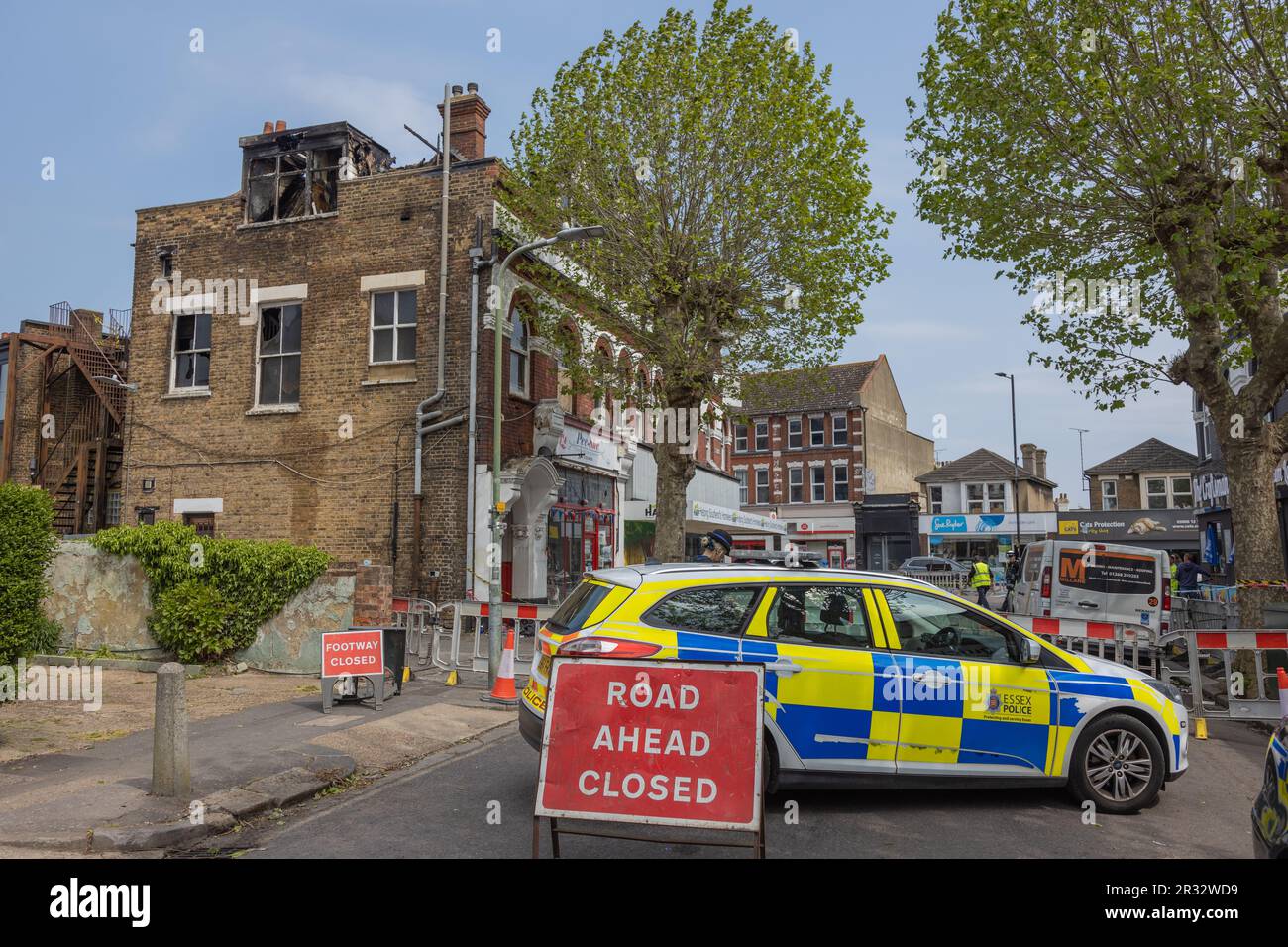 Westcliff on Sea, Großbritannien. 22. Mai 2023 Überreste eines dreistöckigen Gebäudes in der Nähe der Hamlet Court Road. Das Gebäude wurde am Abend des 21ist. Mai freigesetzt. In der Höhe des Feuers waren acht Crews mit zwei Flugleiterplattformen und einer Einsatzkommando-Einheit anwesend. Die Feuerwehrleute blieben über Nacht am Standort und die Straßen vor Ort blieben geschlossen. Penelope Barritt/Alamy Live News Stockfoto