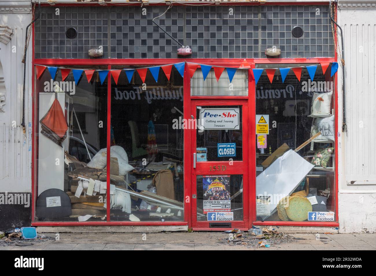 Westcliff on Sea, Großbritannien. 22. Mai 2023 Überreste eines dreistöckigen Gebäudes in der Nähe der Hamlet Court Road. Das Gebäude wurde am Abend des 21ist. Mai freigesetzt. In der Höhe des Feuers waren acht Crews mit zwei Flugleiterplattformen und einer Einsatzkommando-Einheit anwesend. Die Feuerwehrleute blieben über Nacht am Standort und die Straßen vor Ort blieben geschlossen. Penelope Barritt/Alamy Live News Stockfoto