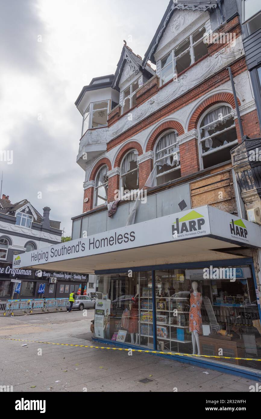 Westcliff on Sea, Großbritannien. 22. Mai 2023 Überreste eines dreistöckigen Gebäudes in der Nähe der Hamlet Court Road. Das Gebäude wurde am Abend des 21ist. Mai freigesetzt. In der Höhe des Feuers waren acht Crews mit zwei Flugleiterplattformen und einer Einsatzkommando-Einheit anwesend. Die Feuerwehrleute blieben über Nacht am Standort und die Straßen vor Ort blieben geschlossen. Penelope Barritt/Alamy Live News Stockfoto
