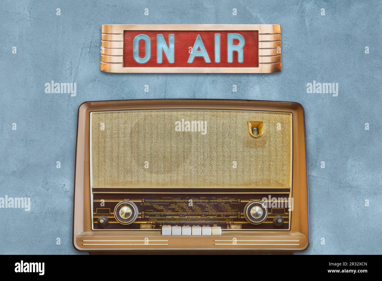 Vintage-beleuchtetes Studio on Air-Schild mit altem Radio Stockfoto