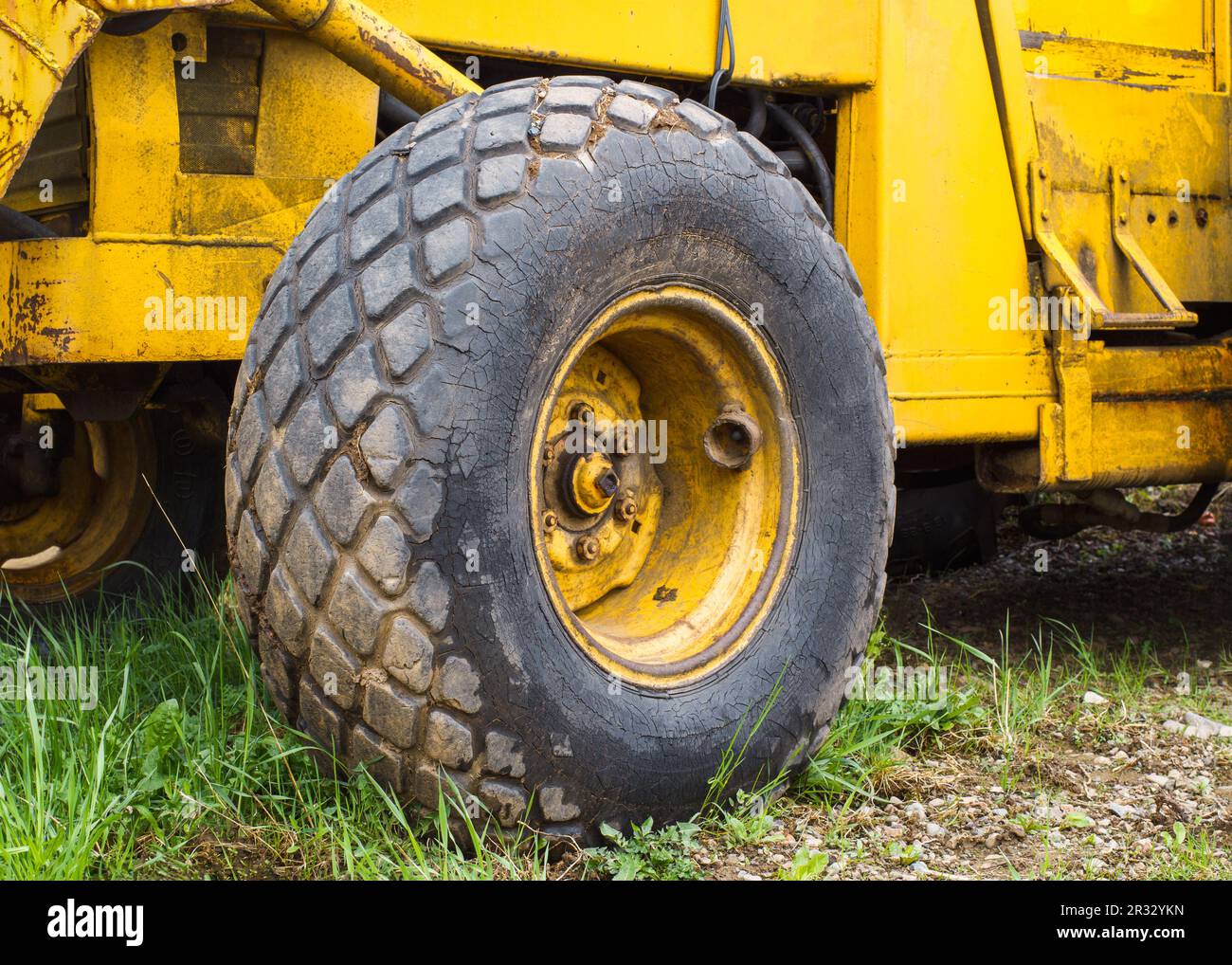 Nahaufnahme des Rads für schwere Industriefahrzeuge Stockfoto