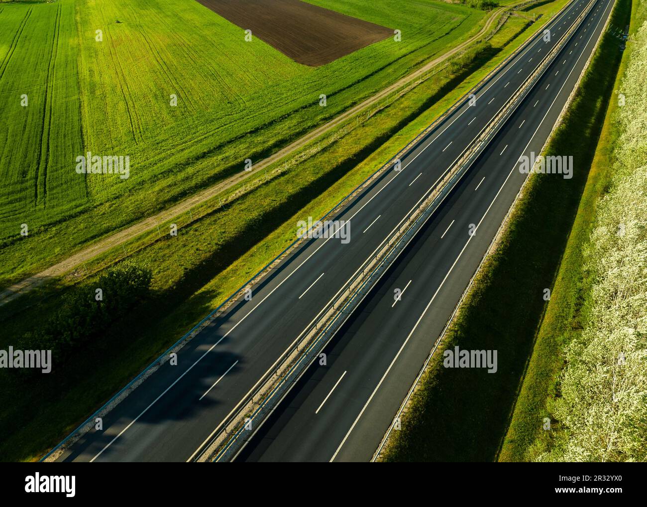 Leerer Highway, kein Verkehr auf der Straße. Gesperrte Straße aufgrund eines Unfalls. Stockfoto