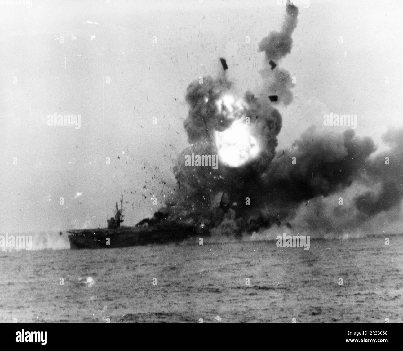 Explosion auf USS ST. LO (CVE-63), nachdem sie im Oktober 25. 1944 von einem Kamikaze während der Schlacht von Leyte Gulf getroffen wurde. Die Bombe hat das Magazin gezündet und die Explosion war stark genug, um den Flugzeughub zu katapultieren, der mehrere Tonnen, hunderte Meter in der Luft wiegt. Das Schiff sank kurz nach dem Foto. Stockfoto