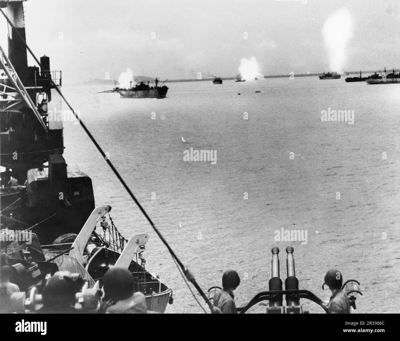 Japanischer Kamikaze-Angriff auf drei US-Schiffe vor Leyte im November 1944.als Japan Ende 1944 vor einer Niederlage stand, entschied es sich, US-Schiffe mit Selbstmordattentaten zu zerstören, Bekannt als Kamikaze. Diese Angriffe waren eine starke physische und psychologische Waffe und versenkten insgesamt 47 Schiffe zu einem Preis von mehr als 3000 Piloten und Flugzeugen. Ende 1944 war die US-Marine so groß, dass die Verluste unbedeutend waren und den Verlauf des Krieges nicht veränderten. Stockfoto