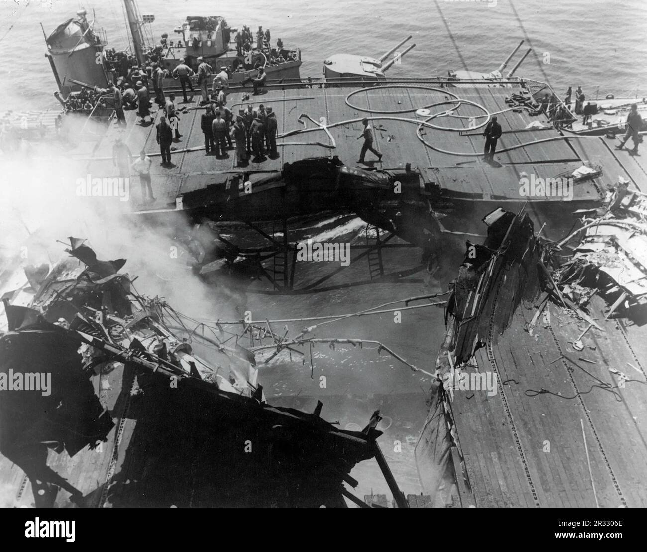 Blick auf die Schäden am Deck des USS Bunker Hill nach einem Angriff von zwei japanischen Kamikaze-Piloten, Juni 1945. Als Japan Ende 1944 mit einer Niederlage konfrontiert war, entschied es sich, US-Schiffe mit Selbstmordattentaten, bekannt als Kamikaze, zu zerstören. Diese Angriffe waren eine starke physische und psychologische Waffe und versenkten insgesamt 47 Schiffe zu einem Preis von mehr als 3000 Piloten und Flugzeugen. Ende 1944 war die US-Marine so groß, dass die Verluste unbedeutend waren und den Verlauf des Krieges nicht veränderten. Stockfoto
