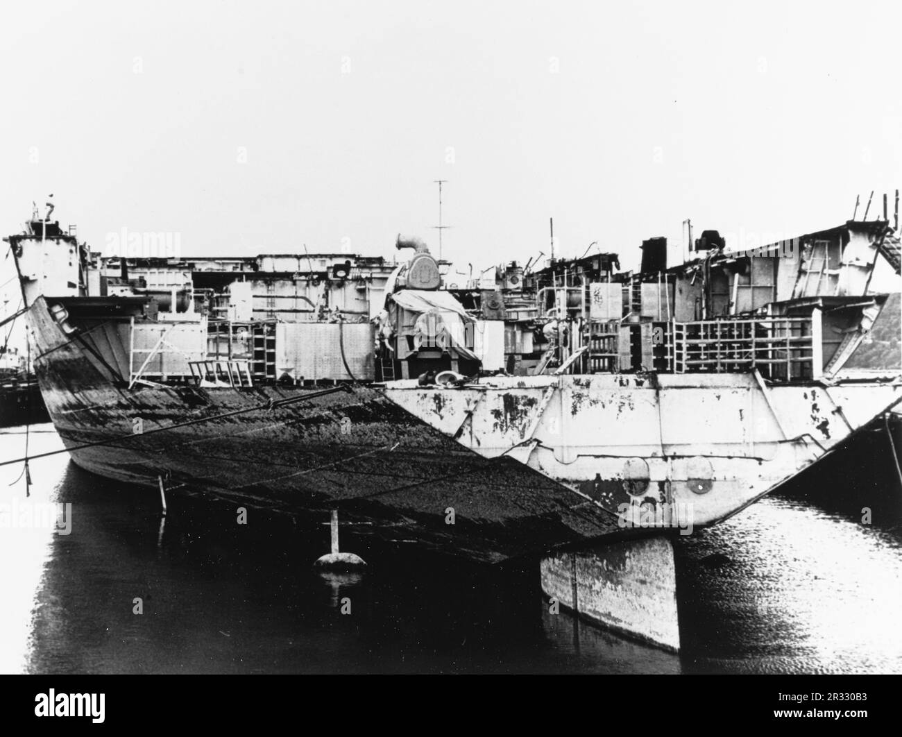 Das US-amerikanische Luftfahrtunternehmen der Essex-Klasse USS Bunker Hill (CV-17) wurde im April 1973 in Tacoma teilweise abgewrackt. Das Schiff wurde am 11. Mai 1945 in Okinawa durch zwei Kamikaze-Angriffe in einer Minute schwer beschädigt. Er griff voll betankt und bewaffnete Flugzeuge an Deck an und löste sehr gefährliche Brände aus. Obwohl das Schiff schwer beschädigt war, ging es nicht unter und kehrte zur Reparatur in die USA zurück. Das Schiff wurde 1966 stillgelegt und 1973 verschrottet. Stockfoto