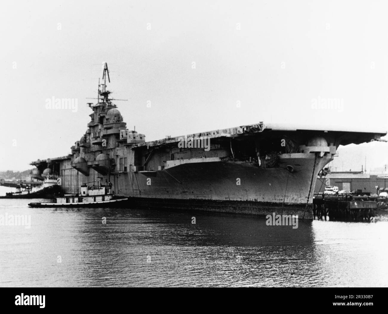 Der US-amerikanische Flugzeugträger der Essex-Klasse USS Bunker Hill (CV-17) wartet darauf, im April 1973 in Tacoma abgewrackt zu werden. Das Schiff wurde am 11. Mai 1945 in Okinawa durch zwei Kamikaze-Angriffe in einer Minute schwer beschädigt. Er griff voll betankt und bewaffnete Flugzeuge an Deck an und löste sehr gefährliche Brände aus. Obwohl das Schiff schwer beschädigt war, ging es nicht unter und kehrte zur Reparatur in die USA zurück. Das Schiff wurde 1966 stillgelegt und 1973 verschrottet. Stockfoto