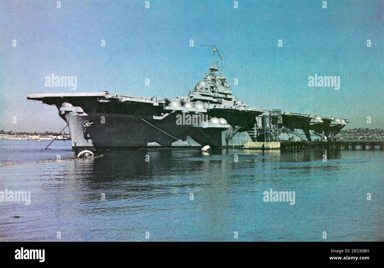 Der US Essex Class Carrier USS Bunker Hill (CV-17) hat 1970 in San Diego festgemacht. Vor der Verschrottung wurde das Schiff als Testplattform für die Entwicklung von Elektronik, Avionik und Radar genutzt. Das Schiff wurde am 11. Mai 1945 in Okinawa durch zwei Kamikaze-Angriffe in einer Minute schwer beschädigt. Er griff voll betankt und bewaffnete Flugzeuge an Deck an und löste sehr gefährliche Brände aus. Obwohl das Schiff schwer beschädigt war, ging es nicht unter und kehrte zur Reparatur in die USA zurück. Das Schiff wurde 1966 stillgelegt und 1973 verschrottet. Stockfoto