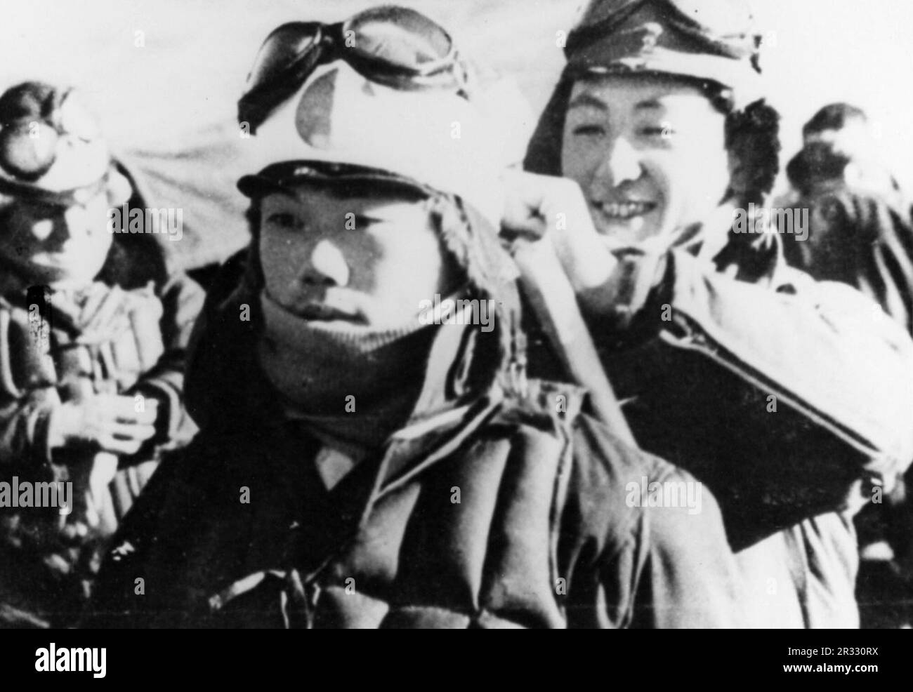 Ein Kamikaze-Pilot hat sein weißes Hachimaki-Stirnband an den Kopf gebunden  Stockfotografie - Alamy