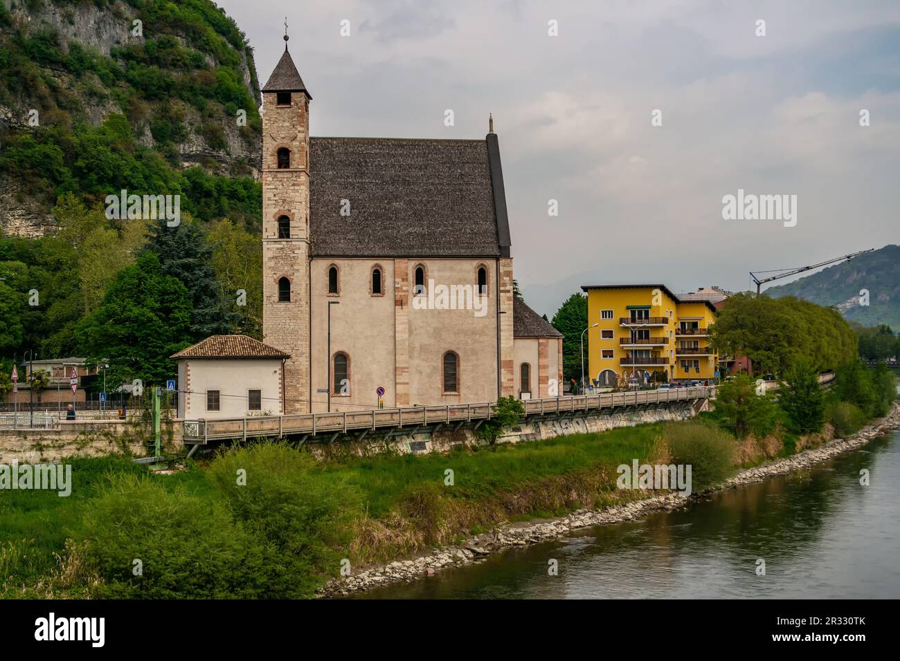 Blick auf die Kirche Sant'Apollinare in Trient. 23. April 2023 Trento, Trentino Alto Adige, Italien Stockfoto