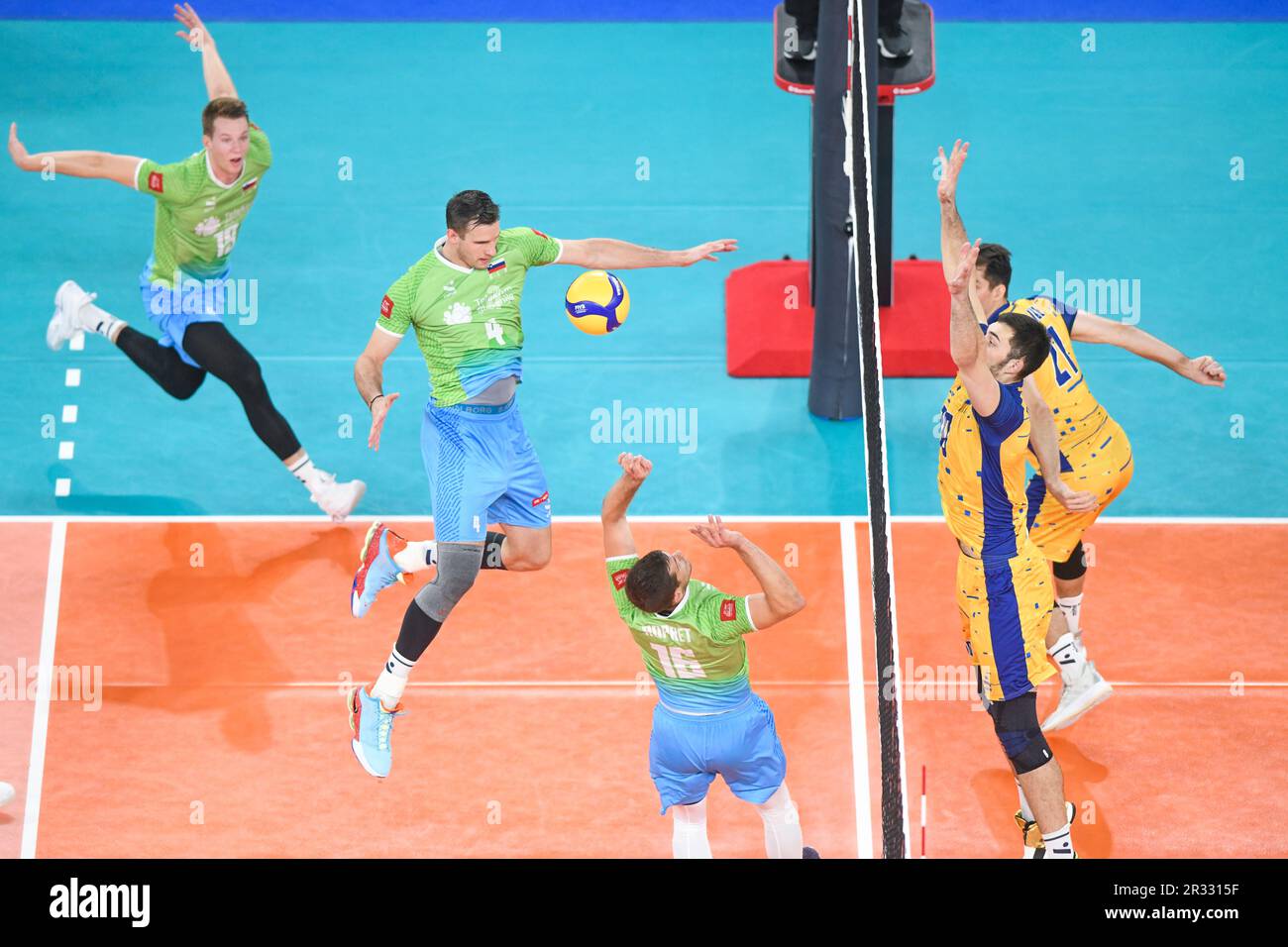 Jan Kozamernik, Gregor Ropret, Rok Mozic (Slowenien) gegen die Ukraine. Volleyball-Weltmeisterschaft 2022. Viertelfinale Stockfoto