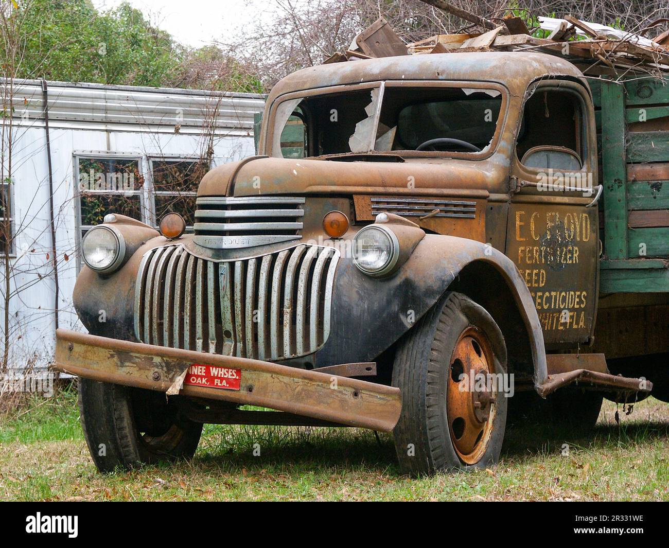 Ein alter Chevrolet-Lieferwagen steht im Norden von Florida. Stockfoto