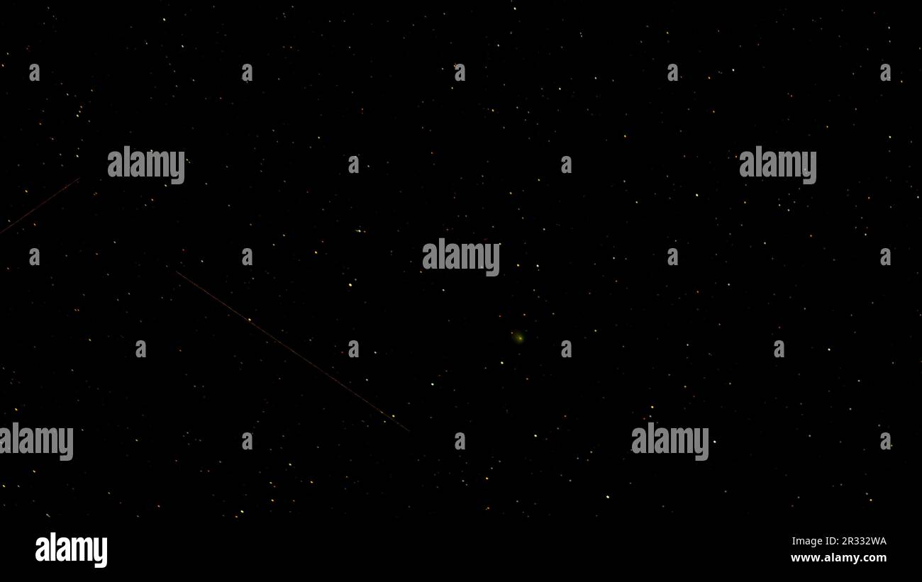 Vom 1. Bis 2. Februar 2023 näherte sich der seltene grüne Komet C/2022 E3 (ZTF) der Erde am nächsten. Dieser Komet mit Feuerballmeteoren wurde um 2/2 Uhr um 05:5 Uhr aufgenommen Stockfoto