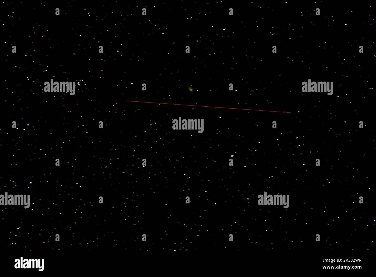 17. Februar 2023 der seltene grüne Komet C/2022 E3(ZTF) war in der Nähe des Sternbildes Taurus. 4 Sek. bei f/2,8, ISO 3200, Sony FE 2,8/70-200 GM OSS II bei 200mm Sony Stockfoto