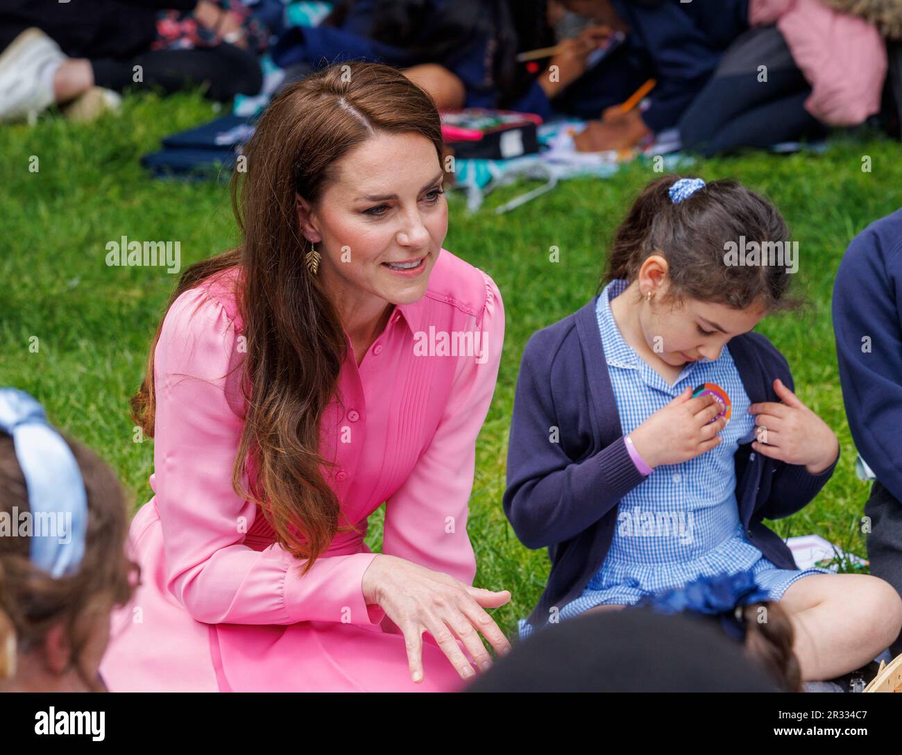 London, Großbritannien. 22. Mai 2023. Catherine, Prinzessin von Wales, besucht die RHS Chelsea Flower Show. Sie besuchte 3 Gärten und sprach mit lokalen Schulkindern. Kredit: Karl Black/Alamy Live News Stockfoto