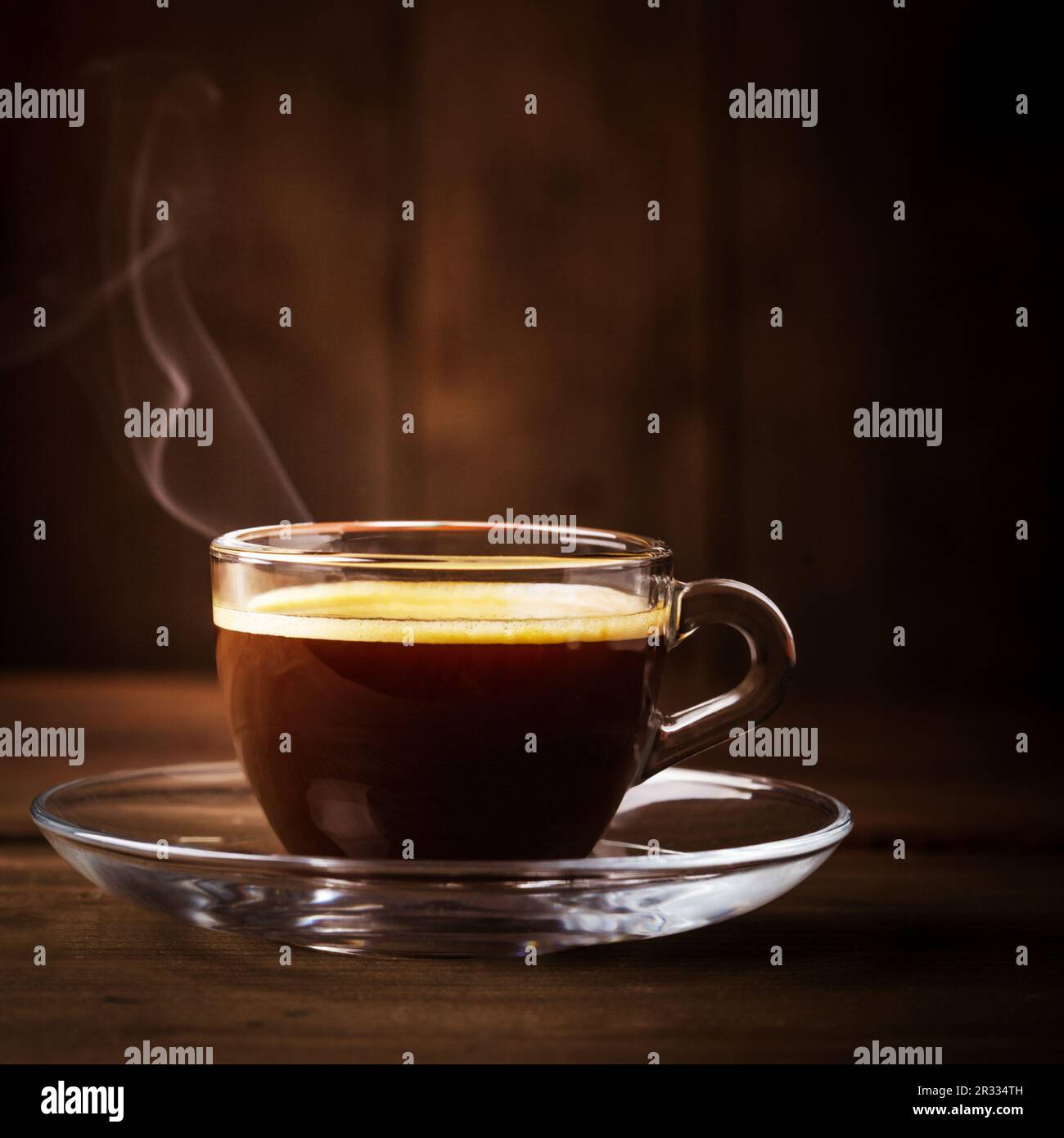 Eine Tasse Kaffee mit Rauch Stockfoto