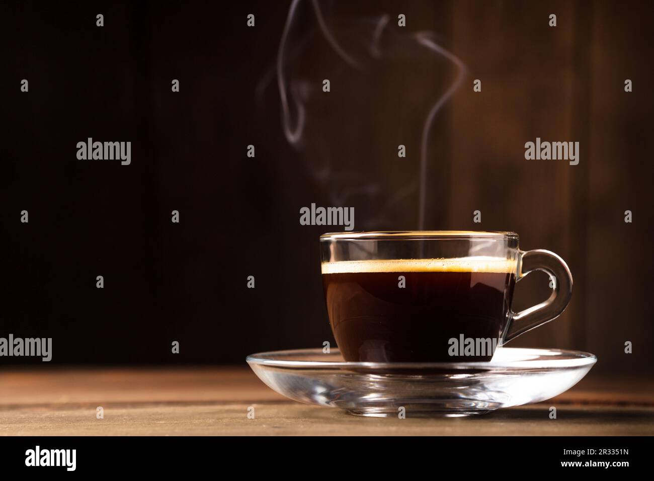 Eine Tasse Kaffee mit Rauch Stockfoto