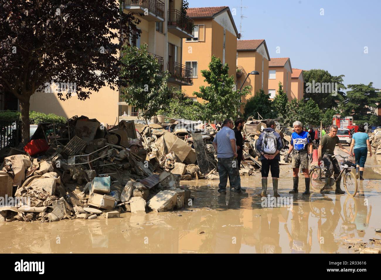Italien, Italien. 22. Mai 2023. Faenza-Schäden nach Überschwemmung - Freiwillige, Straßenreinigung, Trümmer und Schutt auf den Straßen. - Auf dem Bild. Municipal Music School Damage - Faenza, (RA), 22. Mai 2023 - Foto: Stringer Bologna Credit: Live Media Publishing Group/Alamy Live News Stockfoto