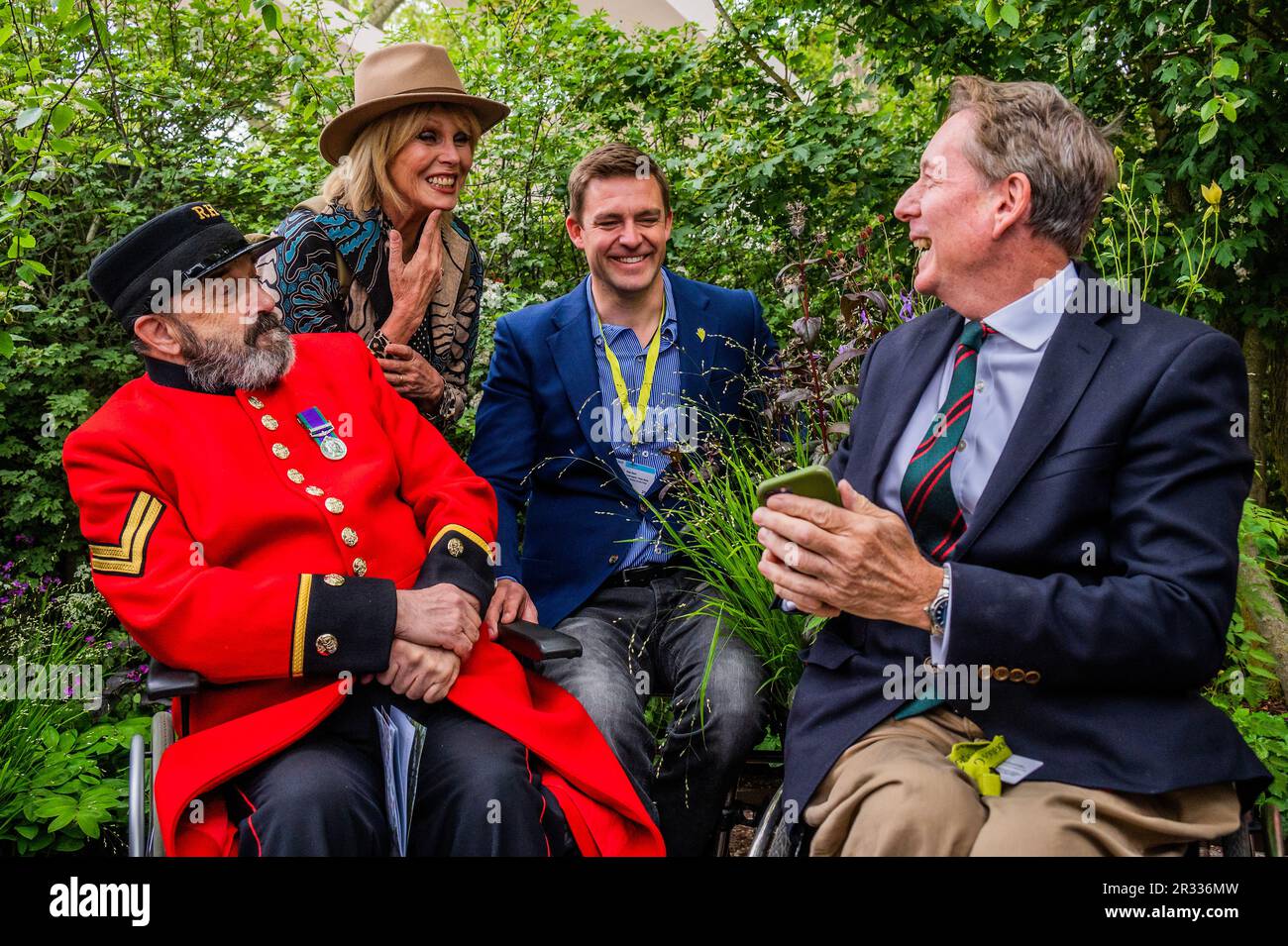 London, Großbritannien. 22. Mai 2023. Horatio's Garden, Show Garden, Joanna Lumley und Frank Gardner begleiten Chelsea Pensioners in ihren Rollstühlen und genießen den barrierefreien Garten - Montag bei der Chelsea Flower Show 2023. Kredit: Guy Bell/Alamy Live News Stockfoto